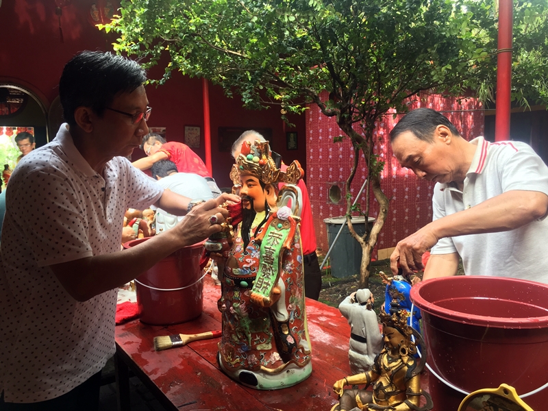 Vihara Bersih-Bersih Jelang Imlek