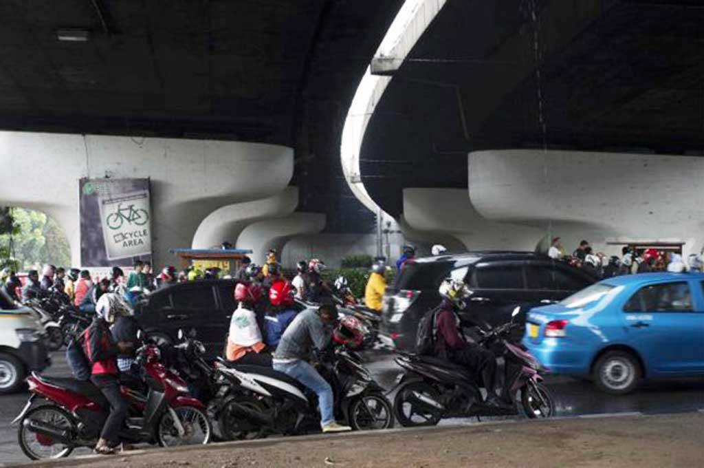 Waspada, Berteduh di Bawah Underpass Bisa Kena Tilang