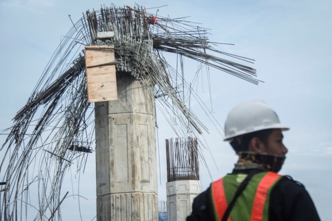 Di Bawah Helm Proyek