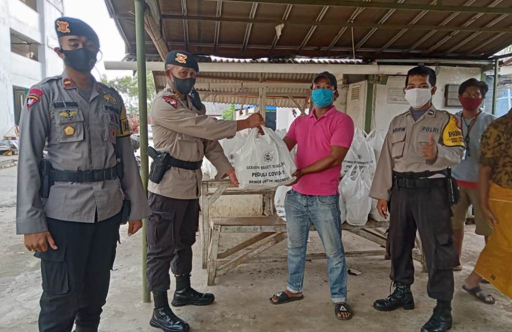 Pasukan Pelopor Jadi Koki Dadakan di Penjaringan