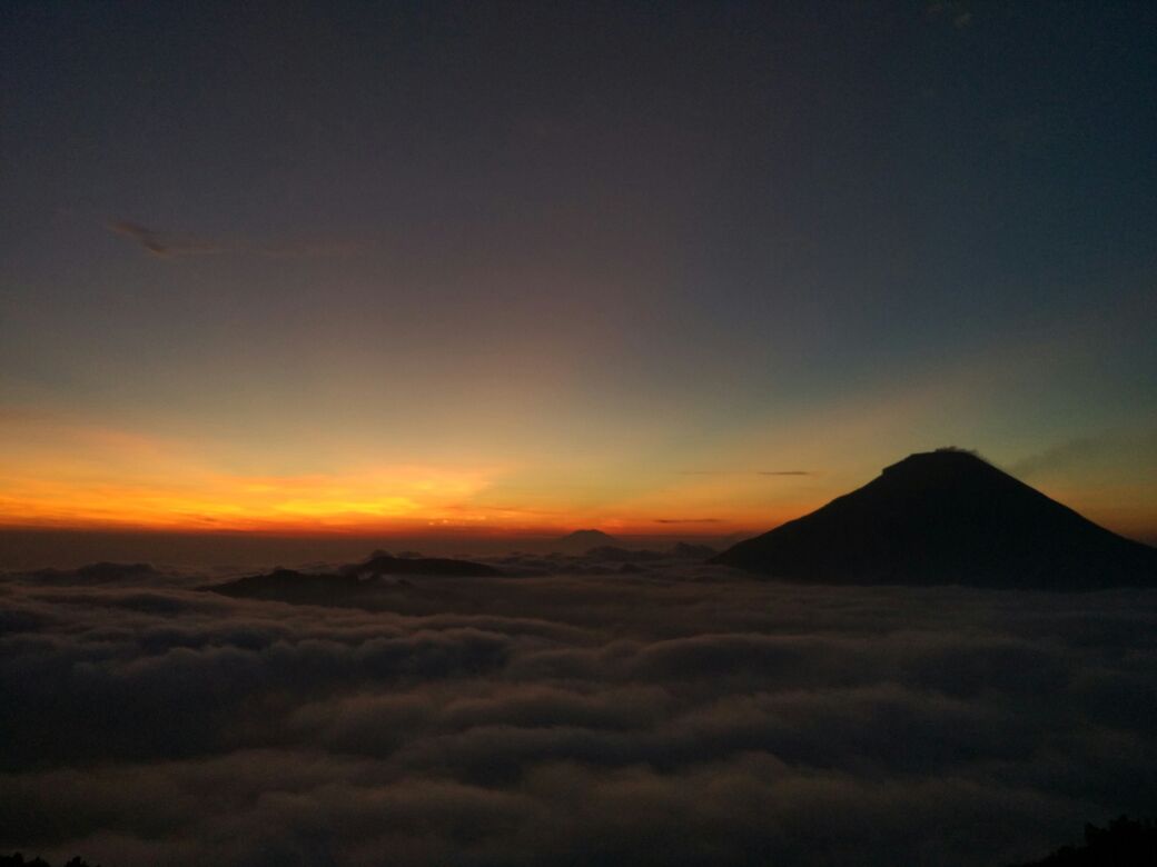 Mengintip Eloknya Fajar Menyingsing dari Balik Bukit Sikunir