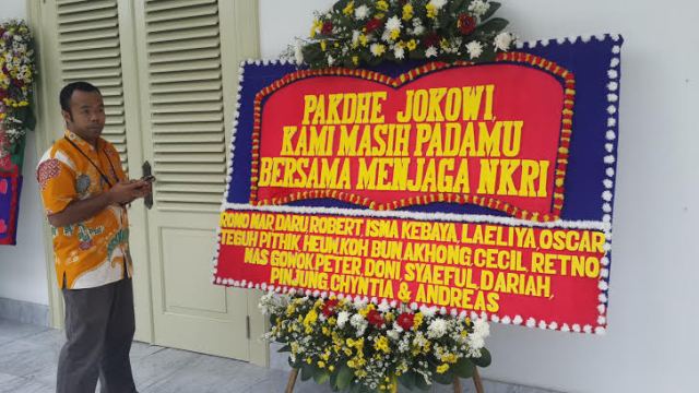 Demam Karangan Bunga Menjalar ke Istana