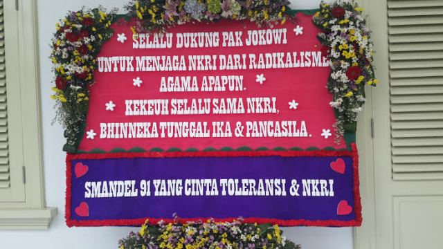 Demam Karangan Bunga Menjalar ke Istana