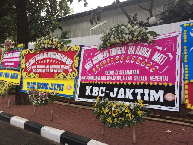 Giliran Mabes Polri Kebanjiran Karangan Bunga