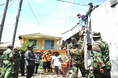 Bupati Jombang Bawa Alas Tidur untuk Korban Puting Beliung