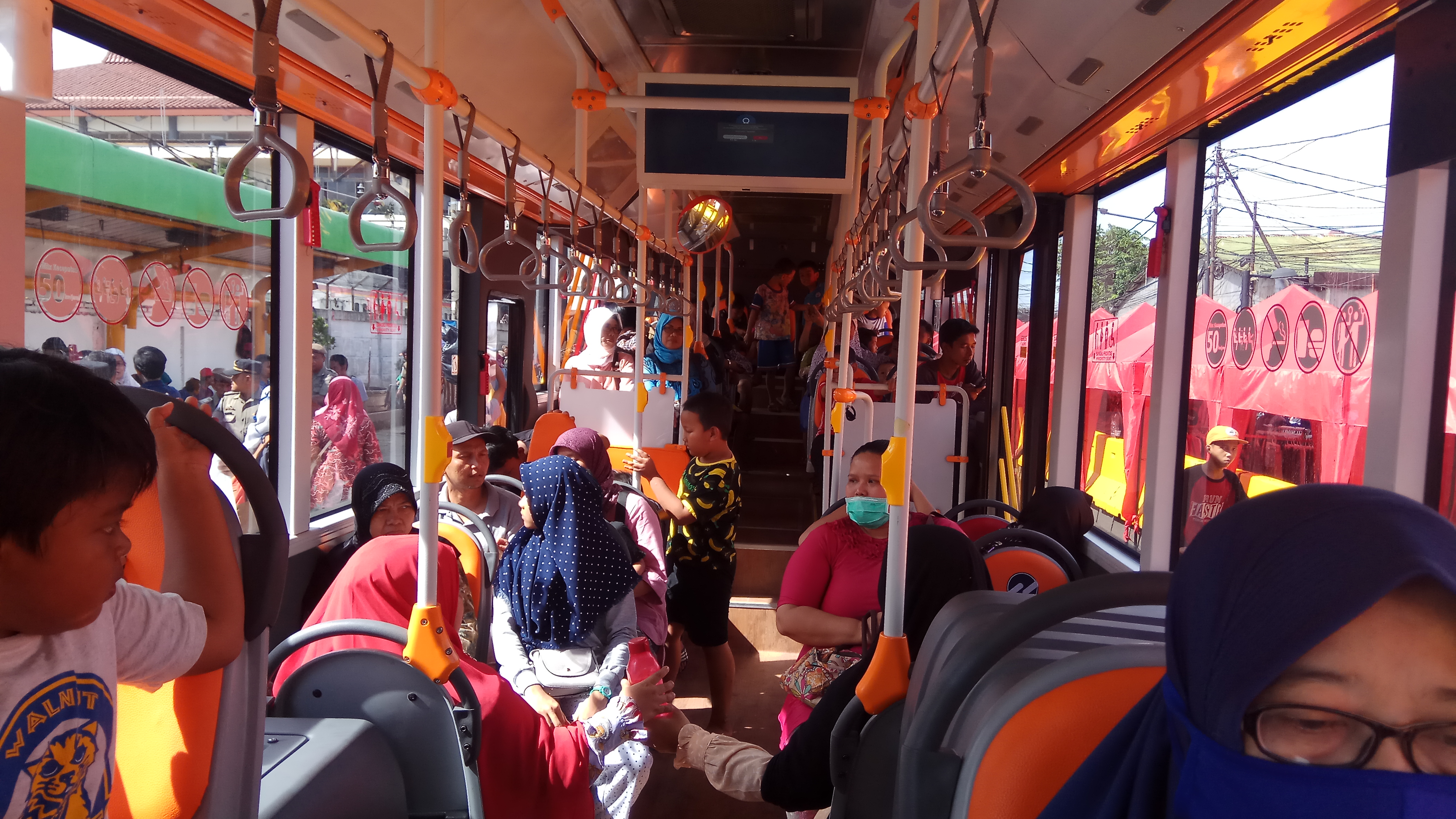Menjajal Rute Bus Tanah Abang Explorer