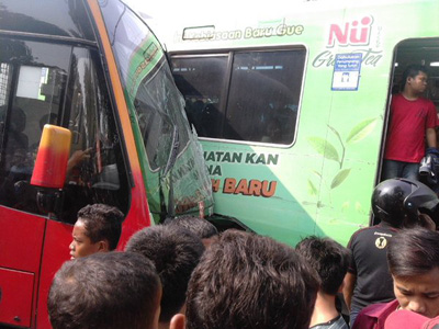 Sopir Mainkan HP Sebelum Transjakarta Dihajar Kereta