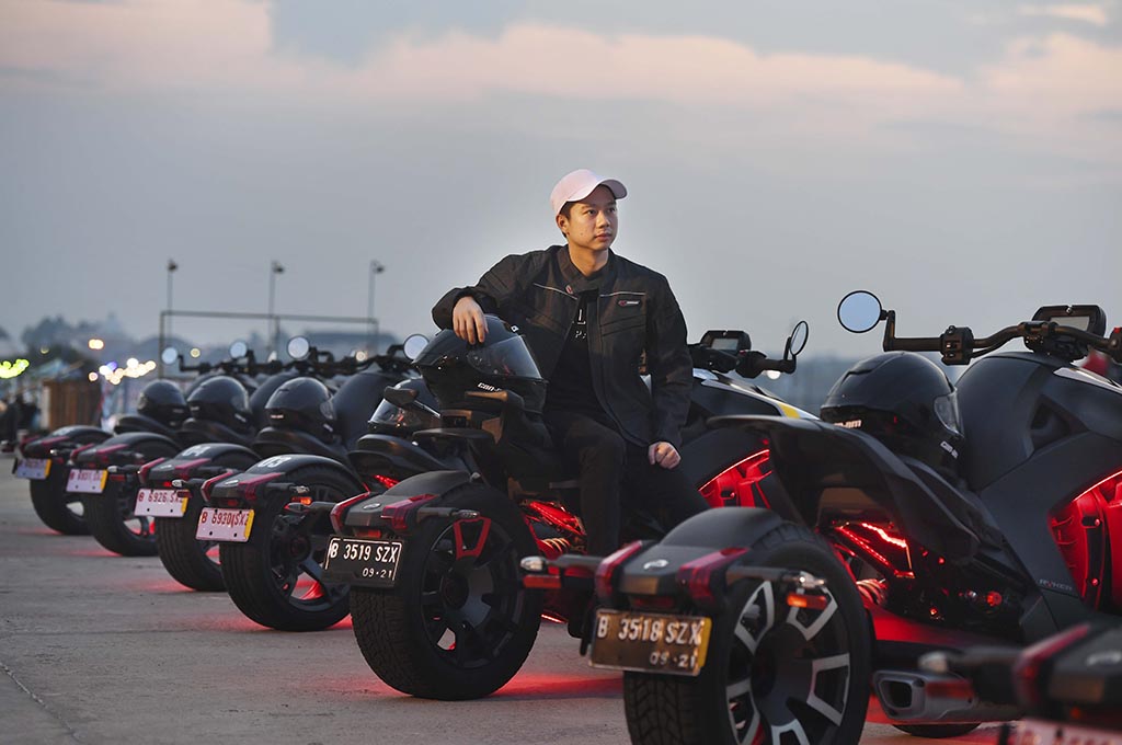 Kevin Sanjaya Keliling Jakarta Naik Motor Roda Tiga, Ini Reaksinya