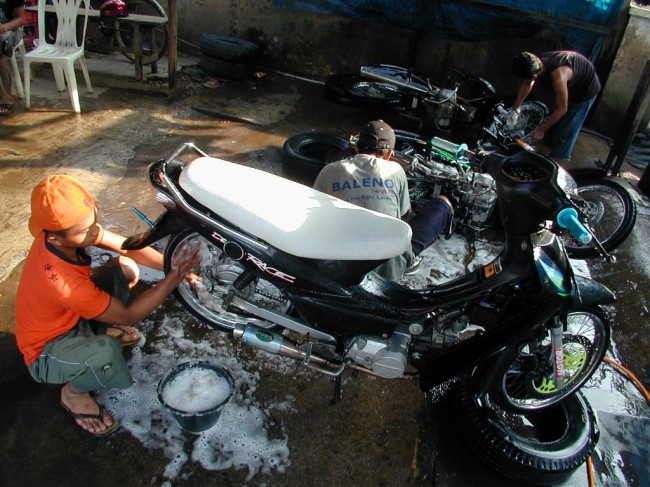 Pahami Urutan Mencuci Sepeda Motor yang Benar