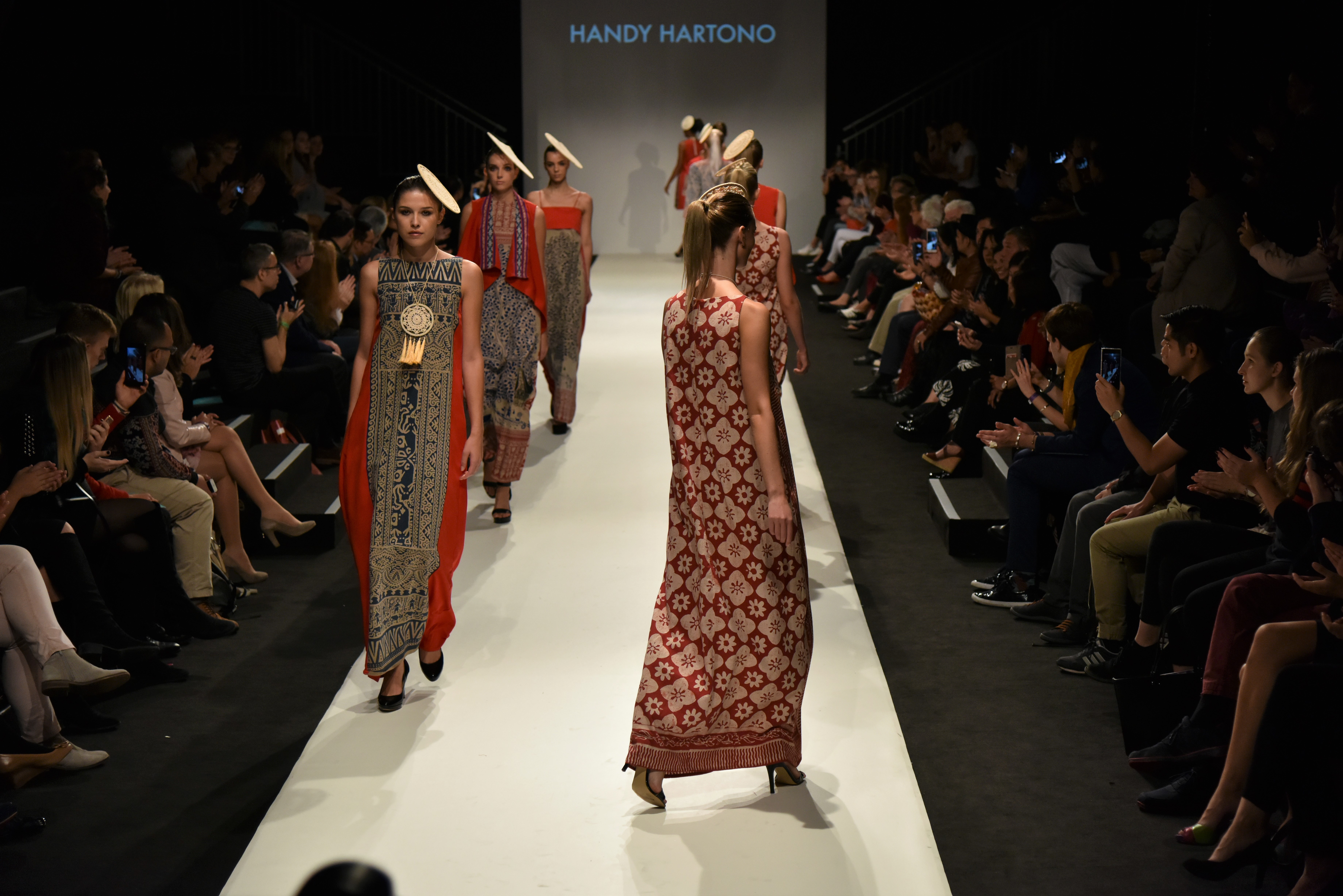 Batik, Lurik dan Tenun Kembali Tampil di Vienna Fashion Week 2017
