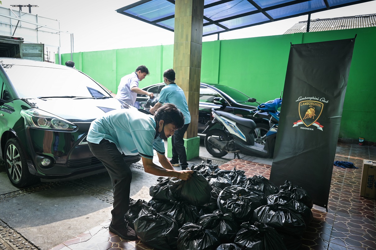 LCI Bagikan Ribuan Paket Sembako kepada Masyarakat
