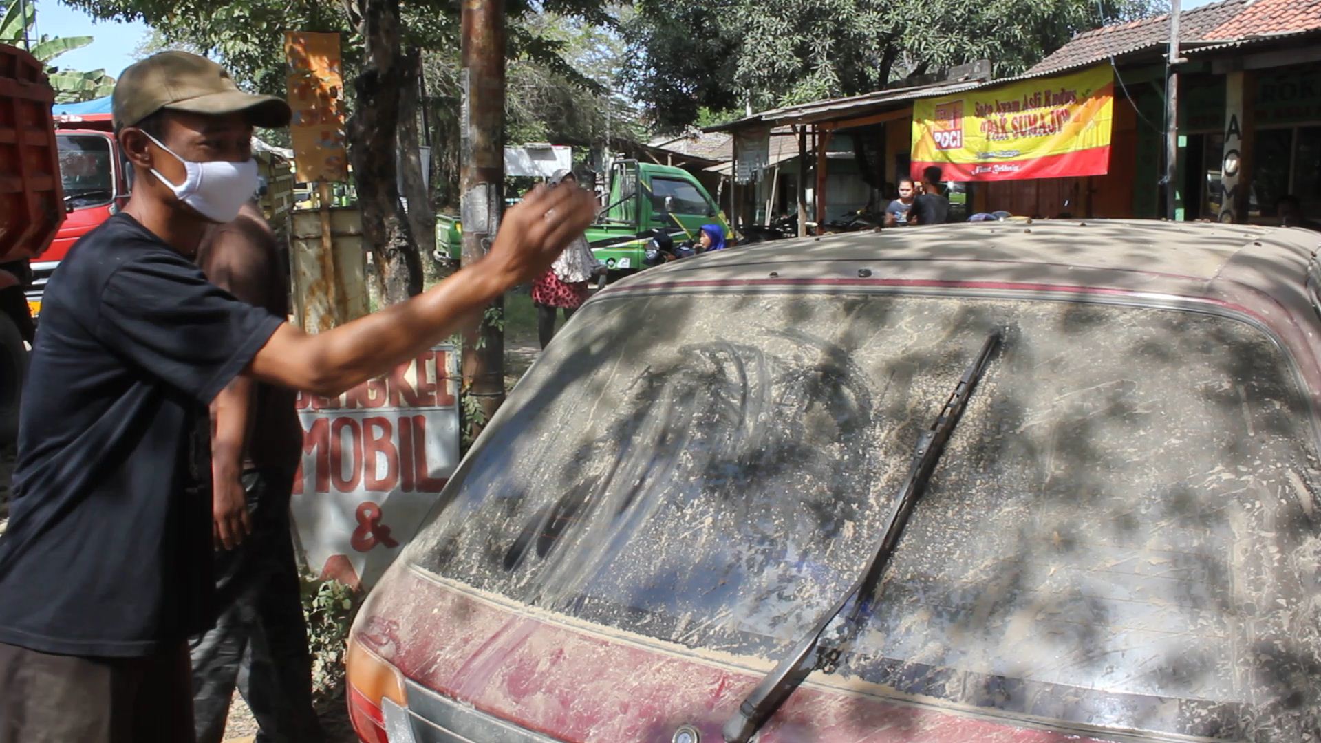 Jalan Berdebu, Warga Kendal Blokade Truk Galian C