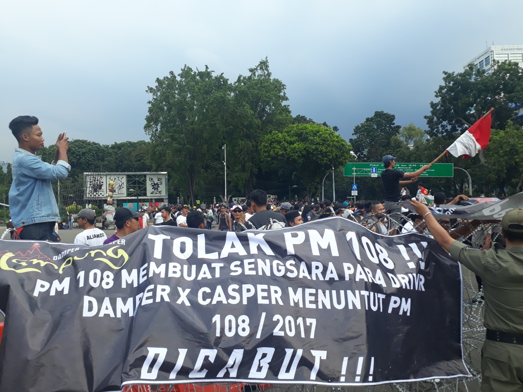 Ratusan Pengemudi Taksi Online Ingin Bertemu Jokowi
