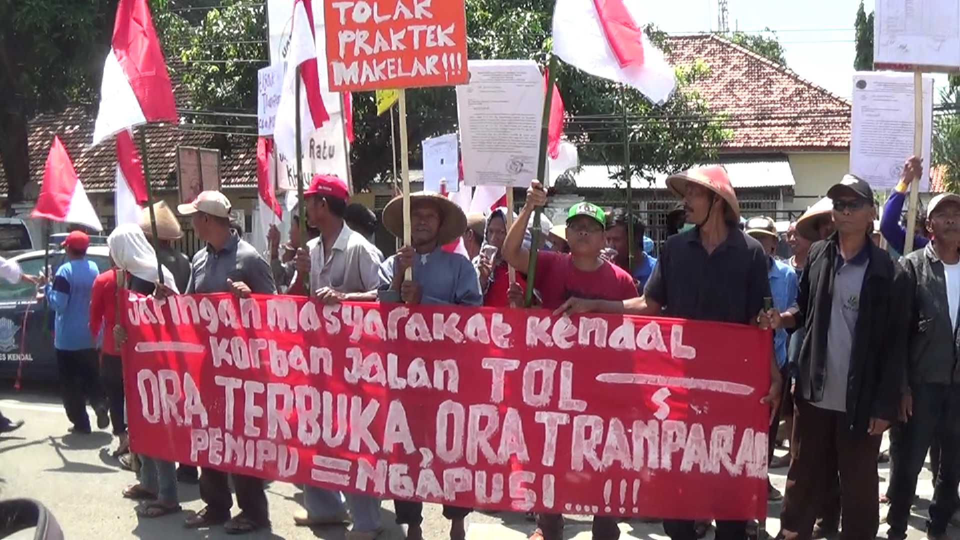Warga Terdampak Tol Batang-Semarang Demo Kantor BPN Kendal