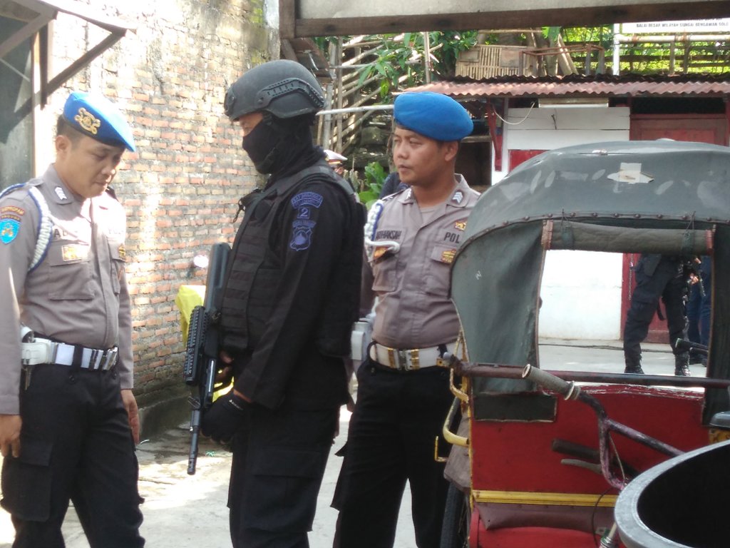 Densus Geledah Rumah di Solo: Bawa Jeriken, Paku, & Pipa