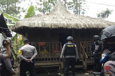 Menelusuri Jejak Persembunyian Terduga Teroris di Makam Keramat