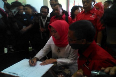 Dewanti-Punjul Pasangan Pertama Mendaftar ke KPU Batu