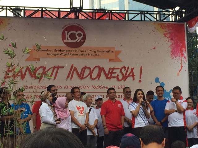 Menunjukkan Kesatuan Indonesia Melalui Angklung
