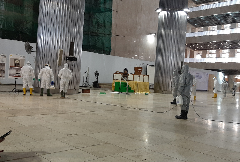 Fasilitas Umum Mulai Disemprot Disinfektan