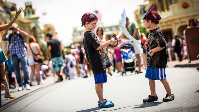 Alasan Disney World Larang Orang Dewasa Pakai Kostum