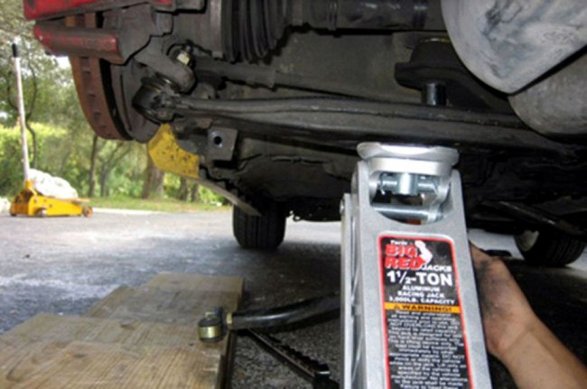 Trik Mendongkrak Mobil yang Aman