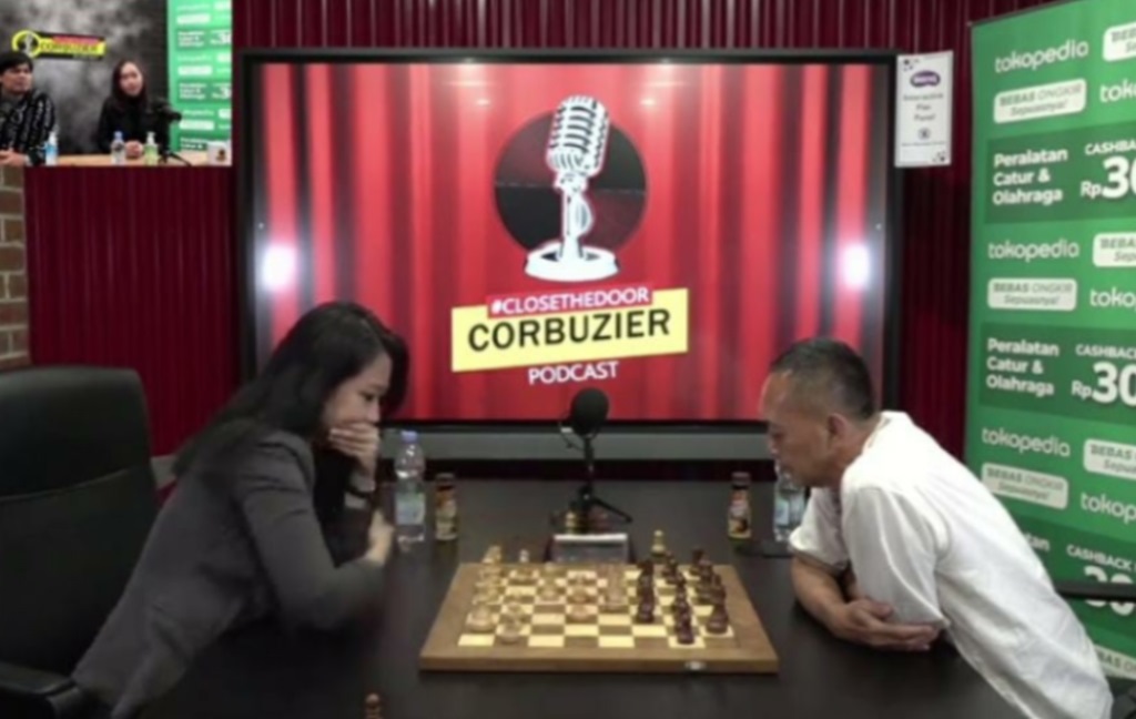 Duel GM Irene vs Dewa Kipas di laga persahabatan (FotoYouTube Deddy Corbuzier)