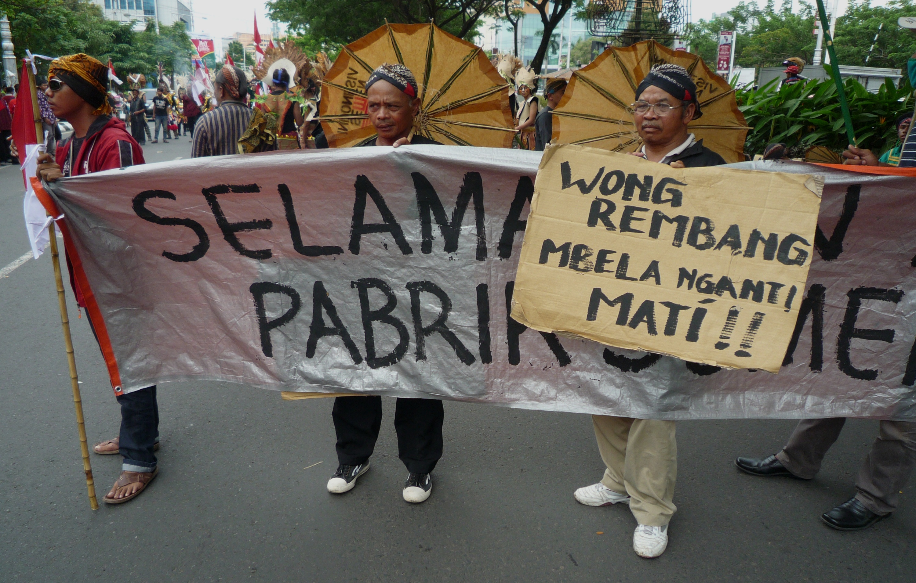 Pendukung dan Penolak Pabrik Semen Unjuk Rasa Bersamaan