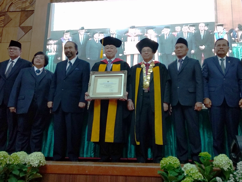 Surya Paloh Puji Enggartiasto Raih Gelar Doktoral