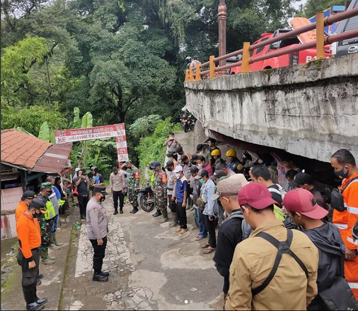 Tim SAR gabungan mencari Yana Supriatna yang hilang di Jalan Cadas Pangeran Sumedang, Kamis, 18 November 2021. Instagram @bpbdsumedang.