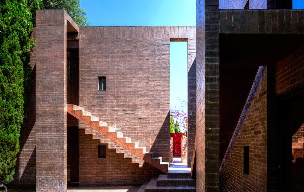 Family House, Rumah Merah di Spanyol