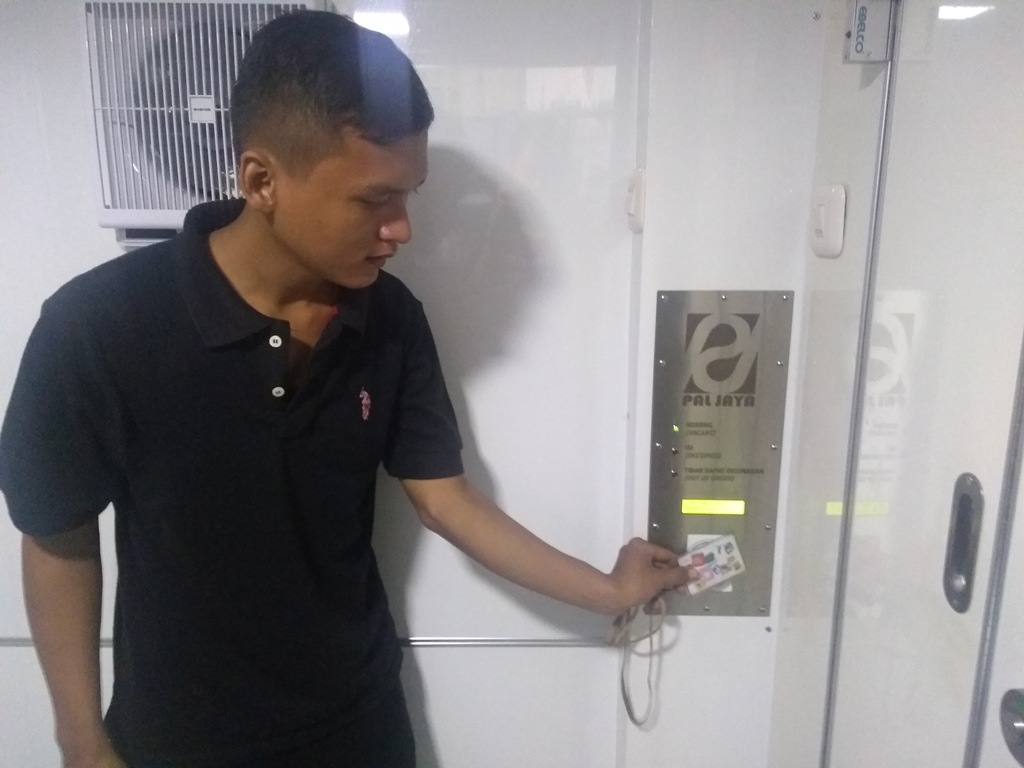 Banyak yang Keder Masuk Toilet Pintar <i>Skybridge</i>