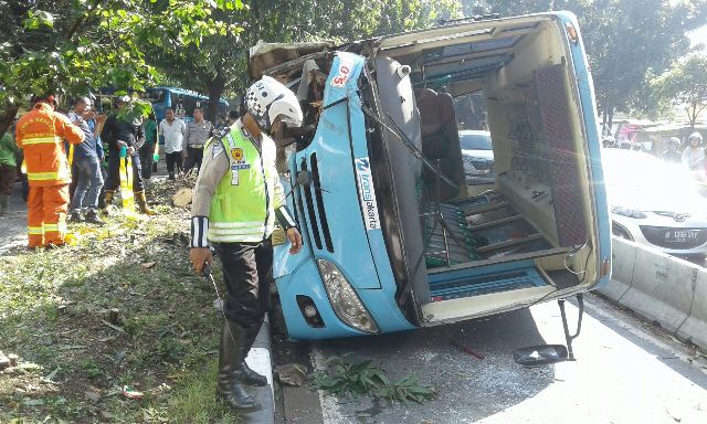 Bus Feeder TransJakarta Terguling, Seorang Penumpang Terluka