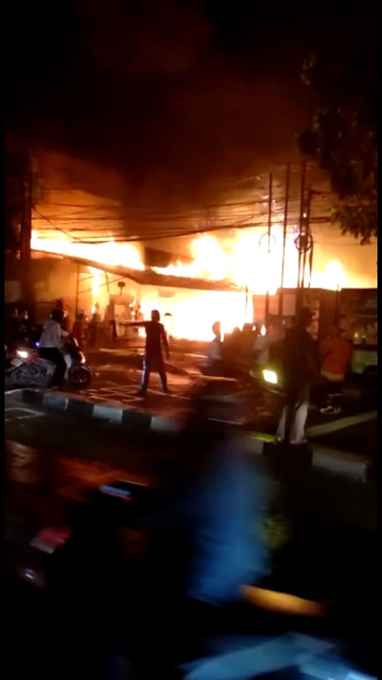 Pasar Swalayan di Cilandak Kebakaran