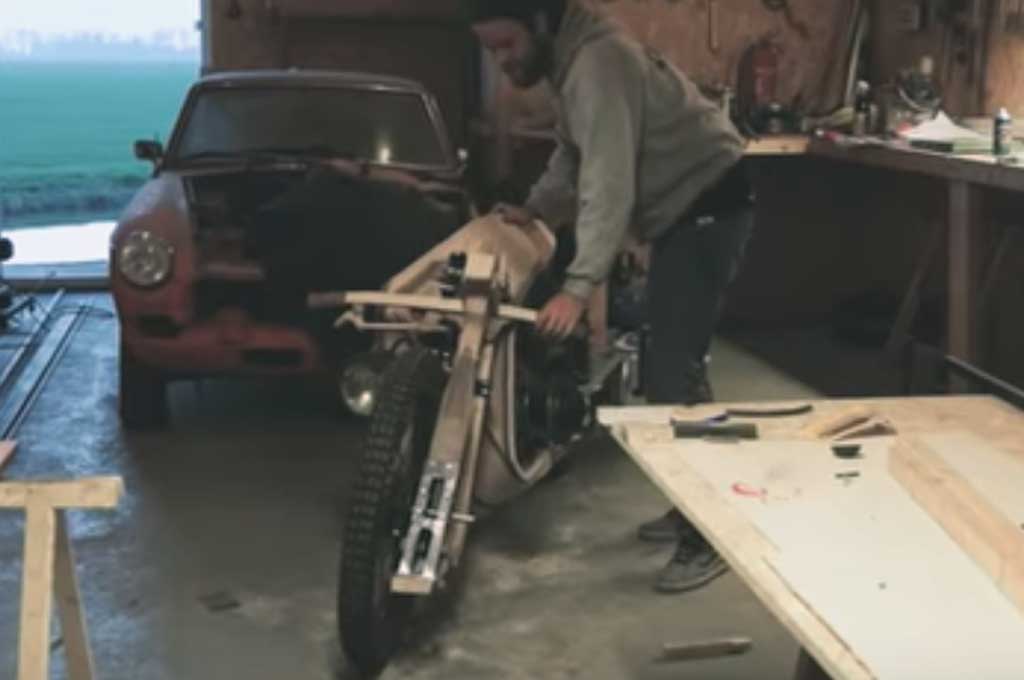 Sepeda Motor Unik dari Kayu dan Ganggang Laut