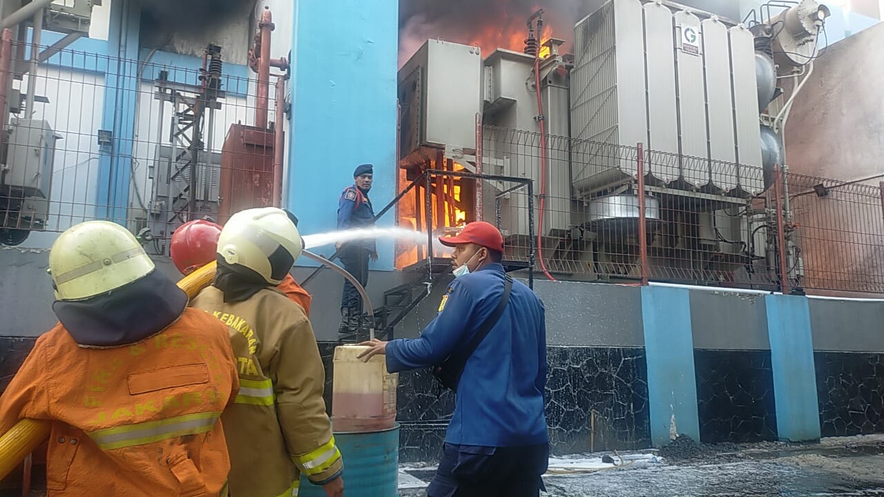Gardu Listrik di Kebon Jeruk Terbakar