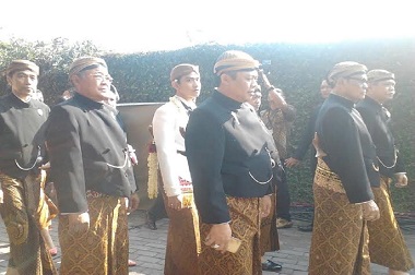 Berkebaya Putih, Calon Menantu Jokowi Tiba di Lokasi Ijab Kabul 