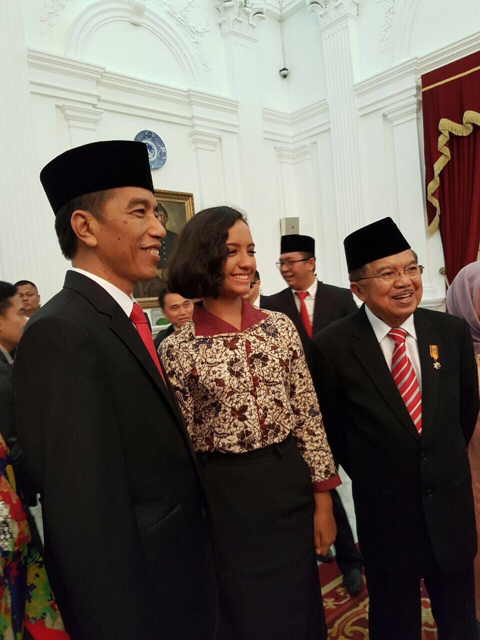 Gloria Diizinkan Ikut Upacara Penurunan Bendera Pusaka