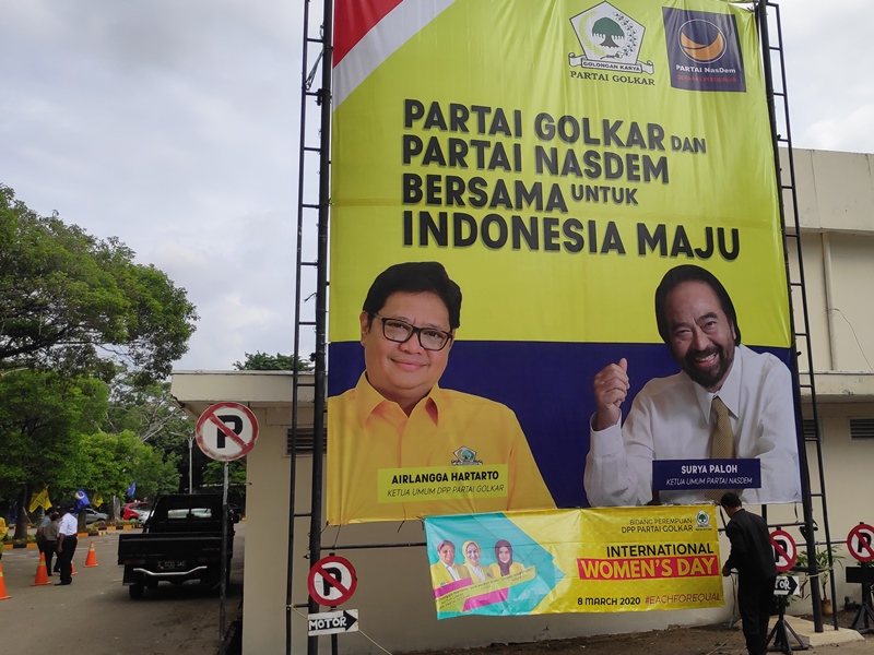 Pelukan Hangat Airlangga Menyambut Surya Paloh