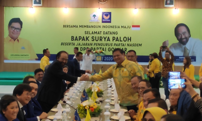 Pelukan Hangat Airlangga Menyambut Surya Paloh
