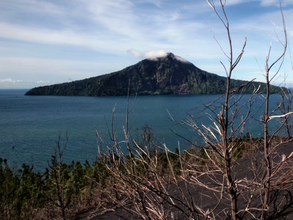 Dentuman Diduga Erupsi Anak Krakatau Terdengar Hingga Bogor