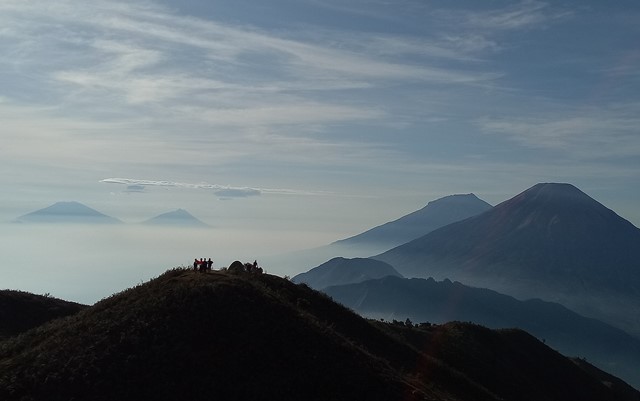 Memandang Gunung dari Pintu Tenda di Prau