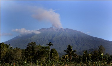 Aktivitas Vulkanik Gunung Raung Meningkat, 14 Penerbangan Dibatalkan