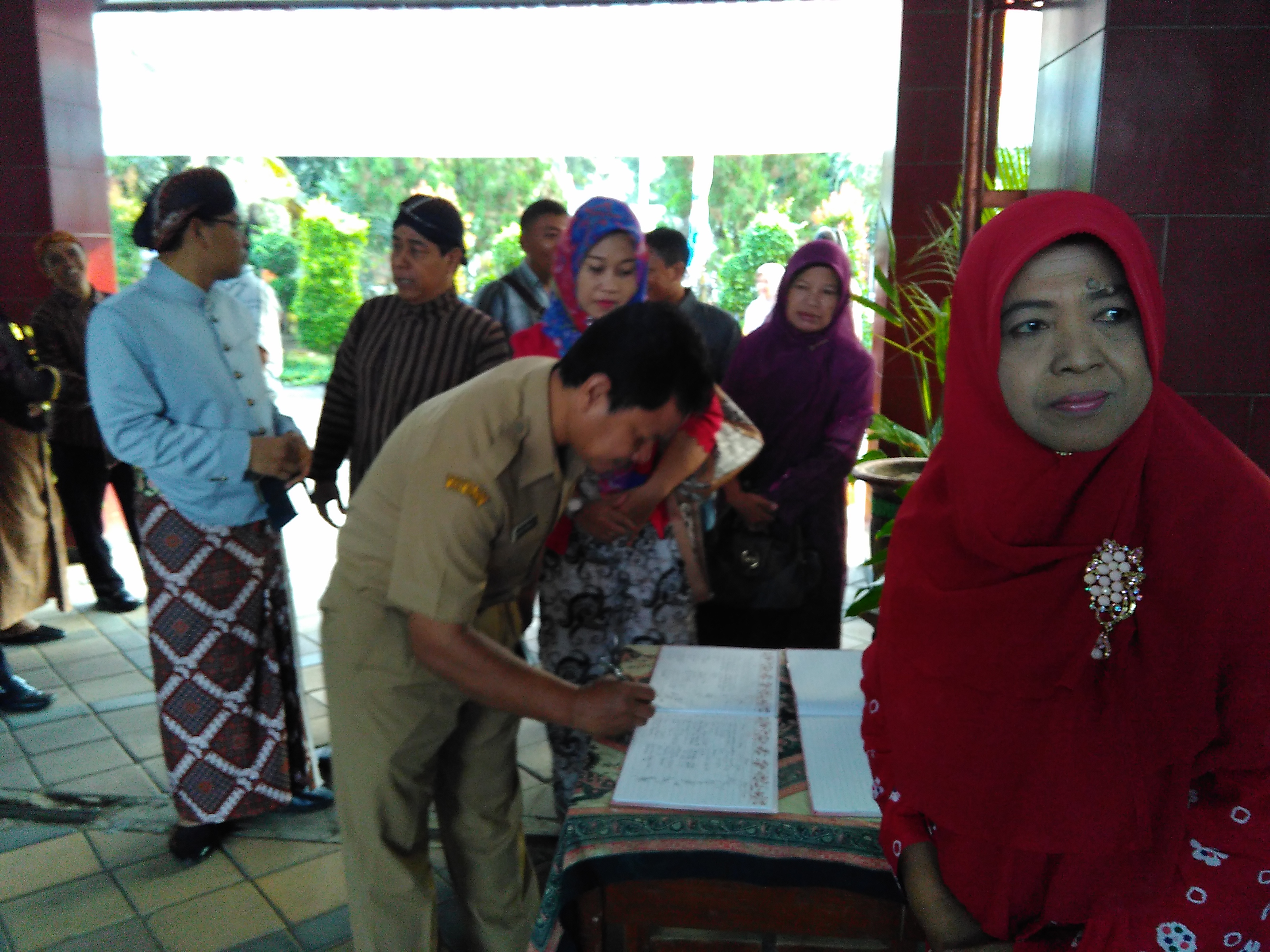 Guru Berpakaian Adat Jawa Sambut Siswa Baru