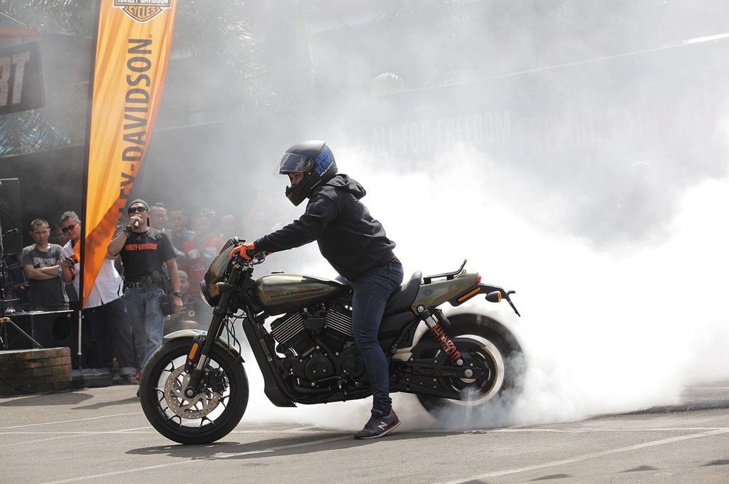 Ratusan Bikers Jajal Harley Davidson Terbaru Saat Sunmori