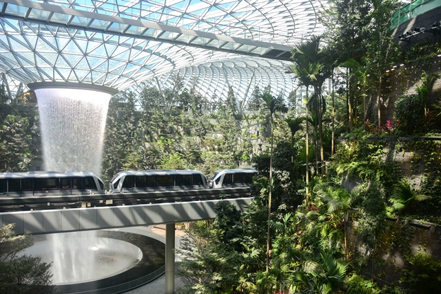 Melihat <i>Rain</i> <i>Vortex</i>, Air Terjun <i>Indoor</i> Tertinggi di Dunia