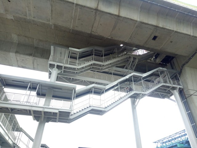 Melongok Halte Transjakarta yang Menjulang