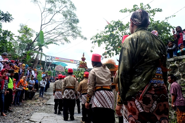 Melihat Prosesi Adat Labuhan Hargo Merapi