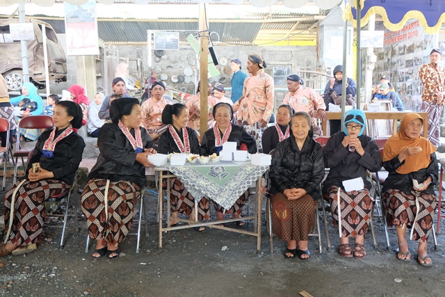 Melihat Prosesi Adat Labuhan Hargo Merapi