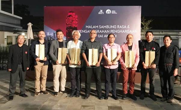 Tri Risma & Kang Emil Raih IAI Awards 2018