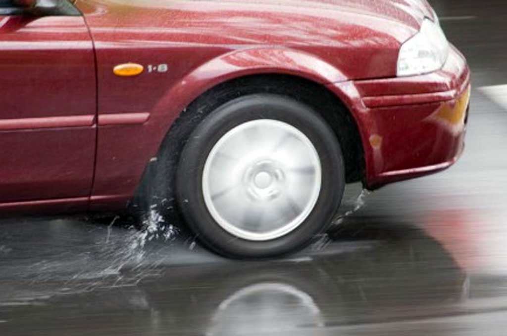 Hujan Deras di Jalan, Waspada Aquaplaning